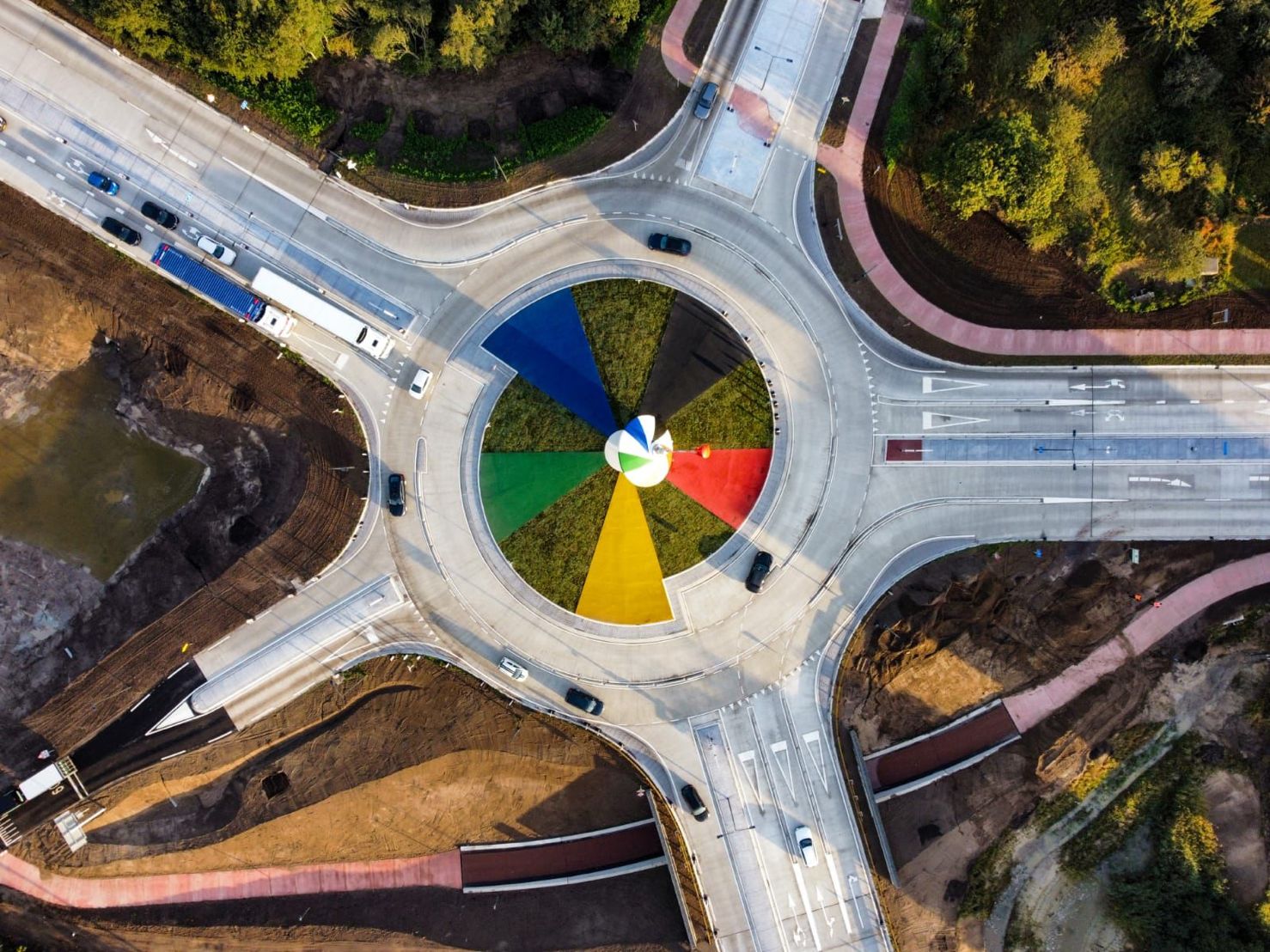 De rotonde de Bromtol is het kruispunt van 5 wegen, en dankt haar naam aan de bromtol in het midden. Possehl heeft het oppervlak in het midden voorzien van gekleurde vlakken met circulair glas in de kleuren rood, geel, groen, blauw en zwart.