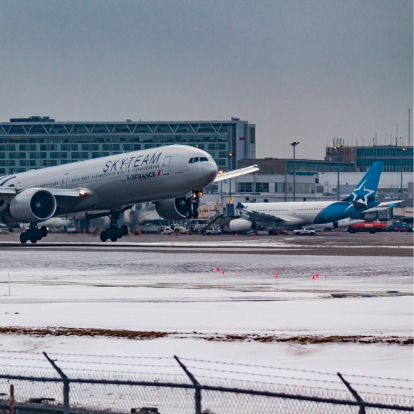foto van een besneeuwd vliegveld.