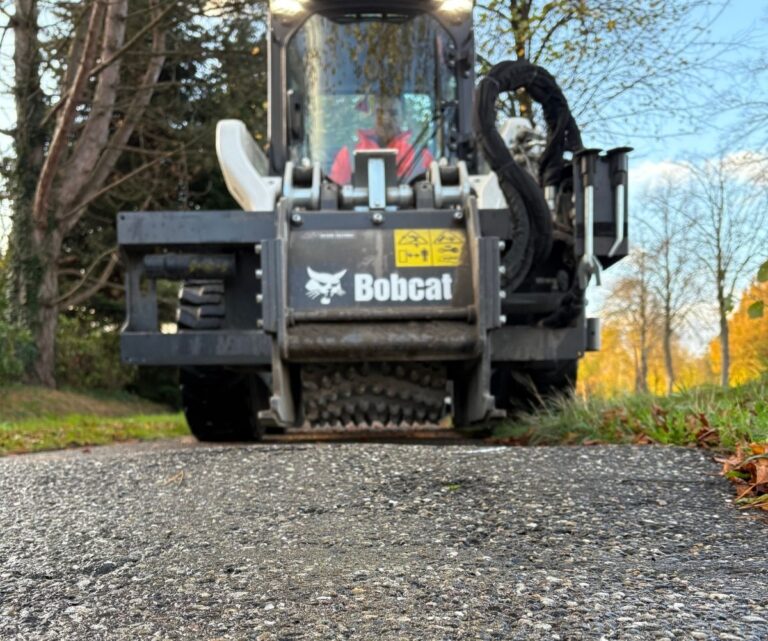 foto van een bobcat met fijn frees die wortelopdruk verwijdert
