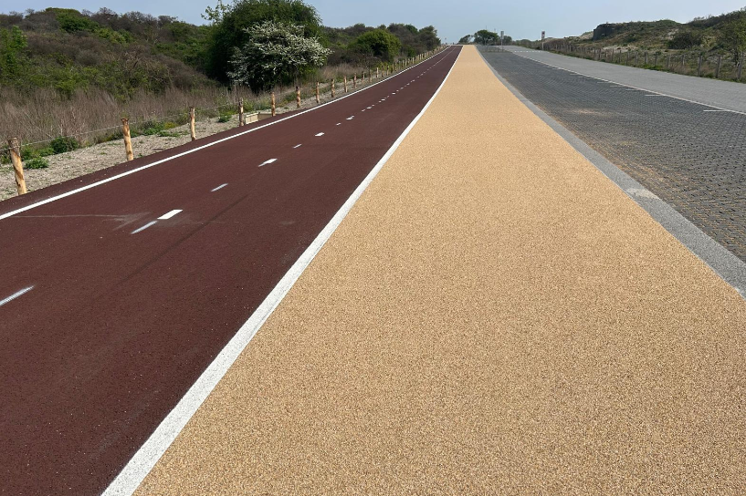 Nieuw aangelegd Thermoflex wandelpad met geel graniet langs de Strandboulevard in Hoek van Holland, passend in het natuurlijke duingebied.